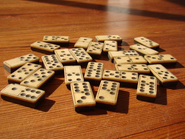 A set of 26 antique 19th century bone and ebony dominoes — image 2